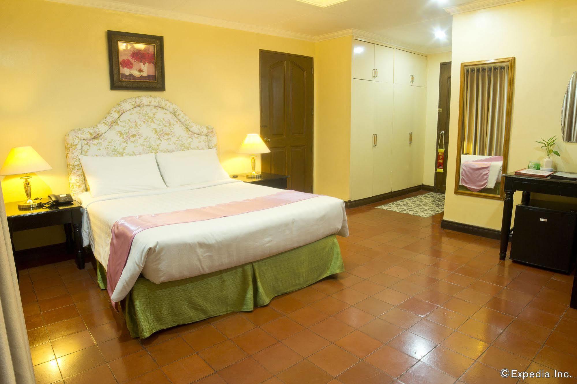 White Knight Hotel Intramuros Manila Kültér fotó